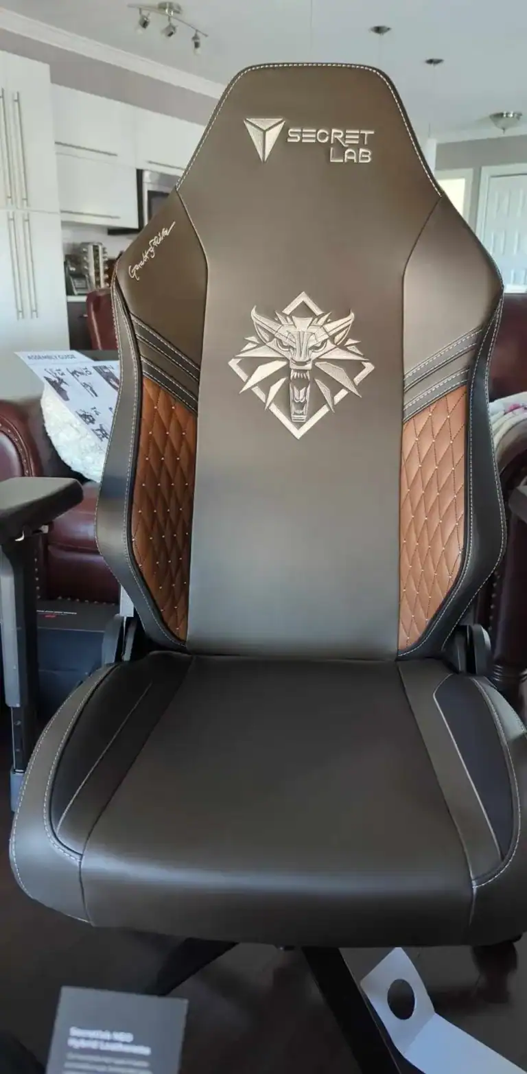 Siège gamer Secret Lab avec logo The Witcher, cuir hybride, design premium.