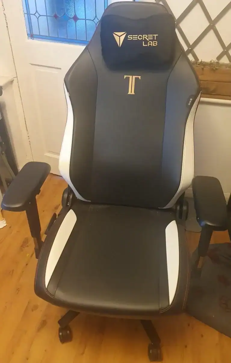 Chaise gaming Secret Lab noire et blanche avec logo T.
