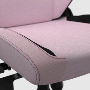 Chaise gamer rose avec structure noire et coutures détaillées.