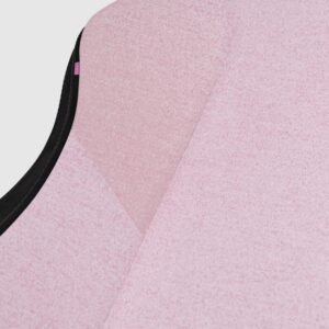 Chaise gaming rose avec logo T, design ergonomique et texture douce.