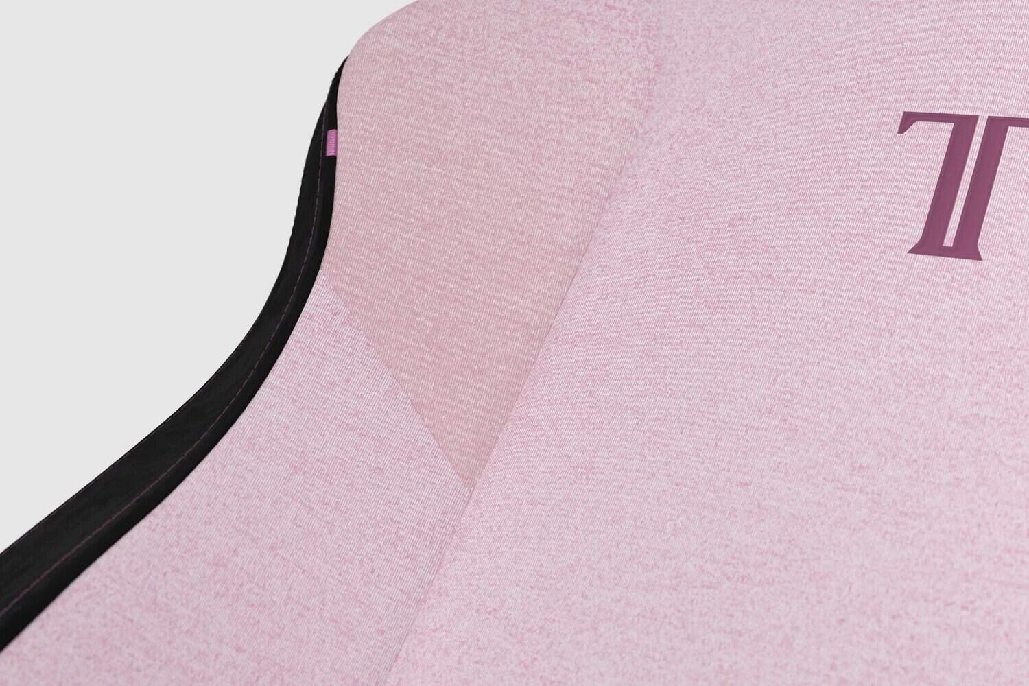 Chaise gaming rose avec logo T, design ergonomique et texture douce.