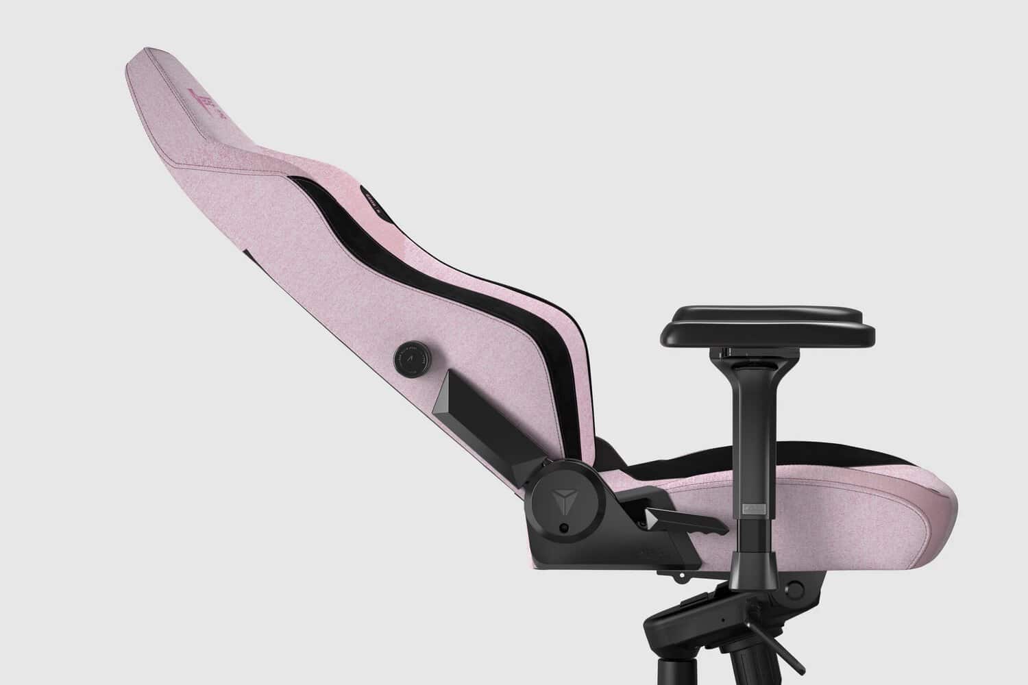 Chaise gaming rose avec accoudoirs réglables et design ergonomique.
